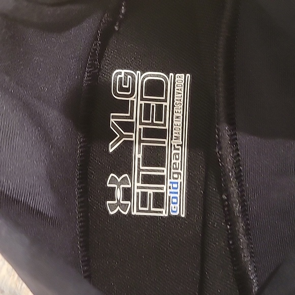 Under armor base layer fitted top - Picture 3 of 4